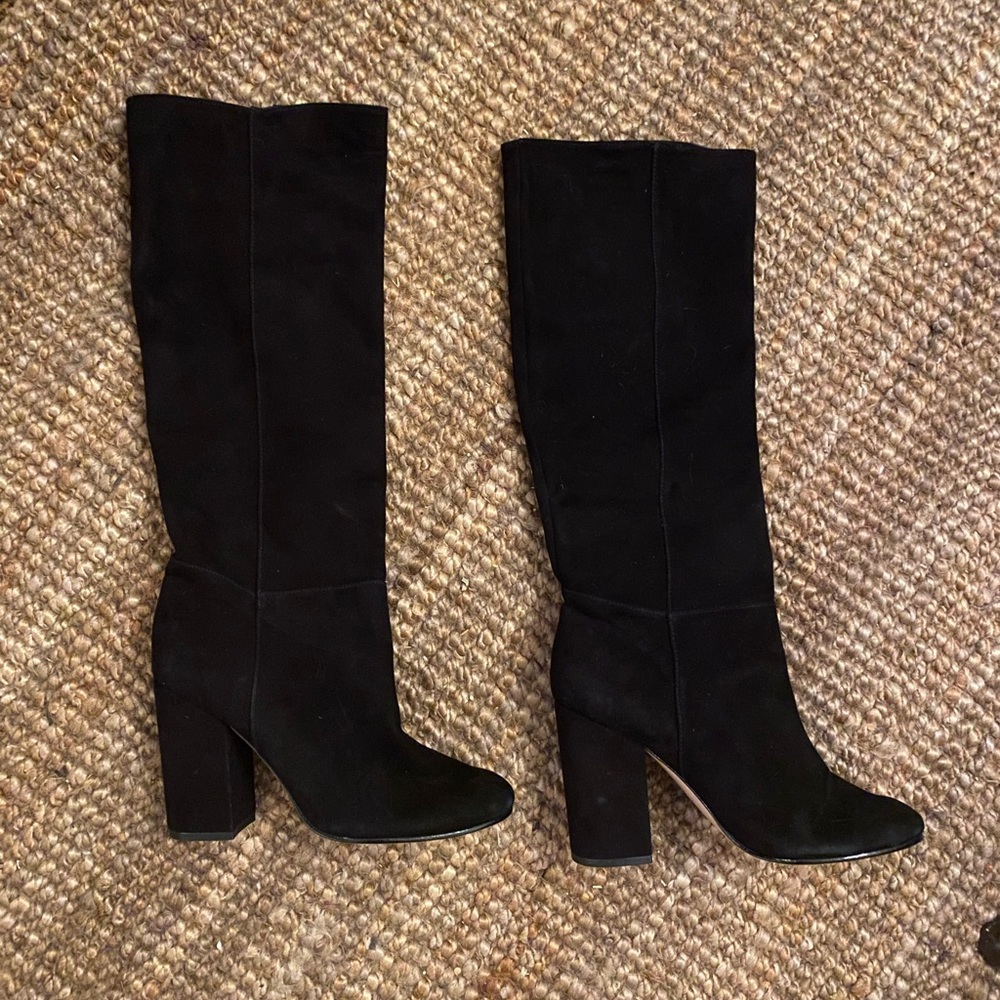 Brand new SCHUTZ suede boots, size 6